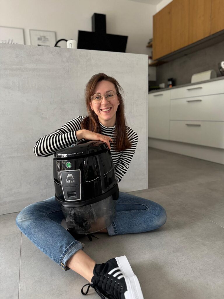 Nathalie sitzt auf dem Boden mit ihrem HYLA EST